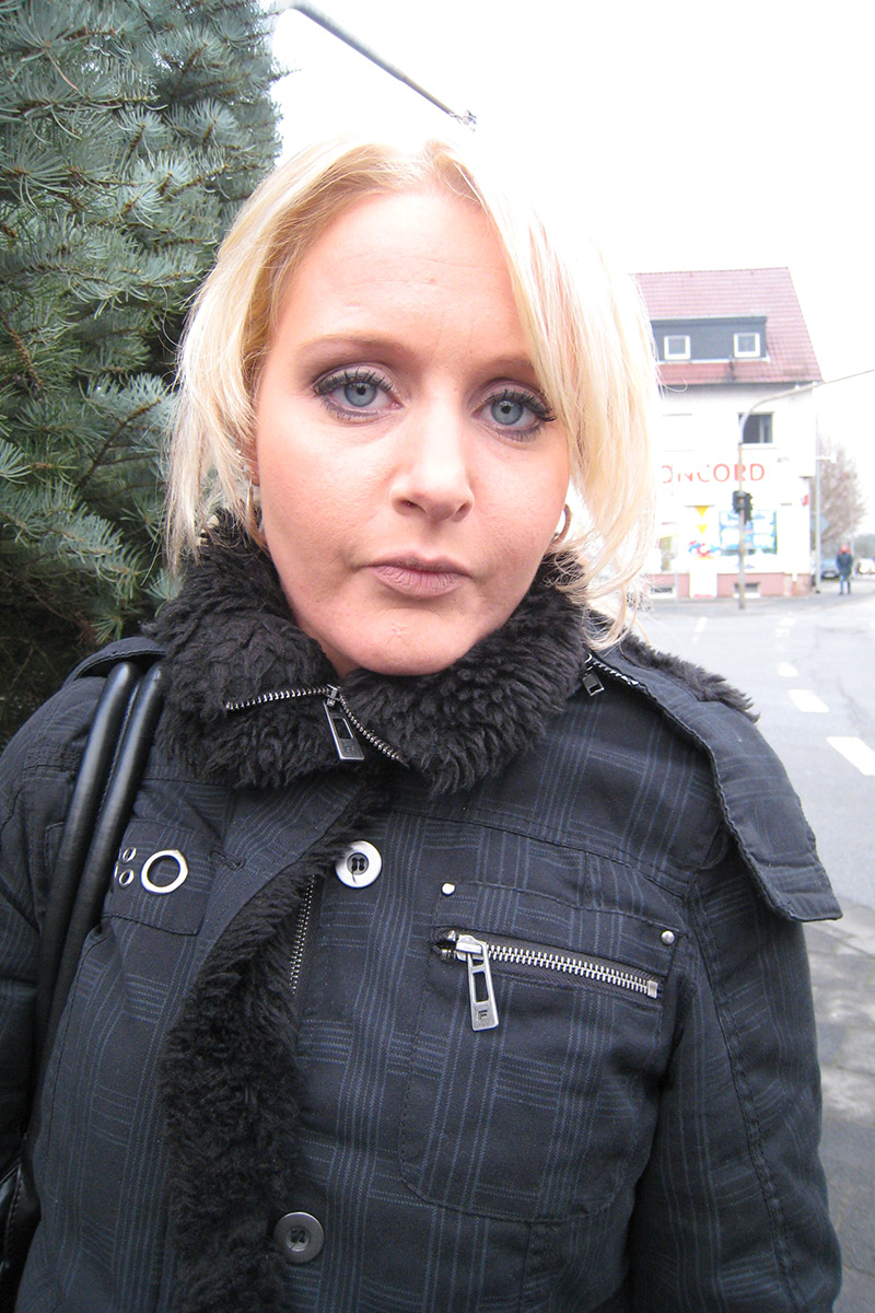 blonde MILF in dicker Jacke